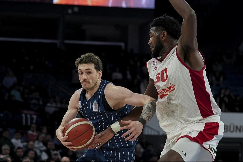 Anadolu Efes, Bahçeşehir Koleji deplasmanında yıkıldı