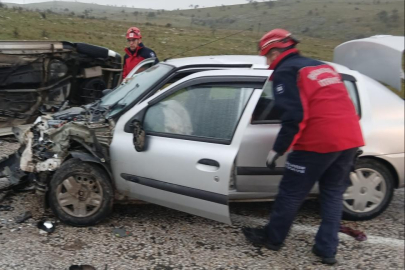 Balıkesir'de hafif ticari araçla otomobil çarpıştı