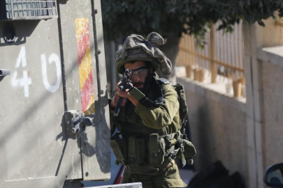 İsrail askerleri Filistinli bir genci ateş açarak yaraladı