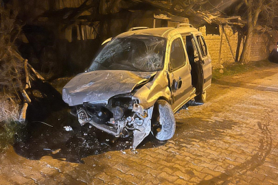 Kastamonu’da hafif ticari araç taşa çarptı: 1 yaralı