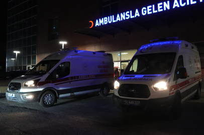 Niğde'de kontrolden çıkan otomobil elektrik direğine çarptı: 1 ölü, 1 yaralı