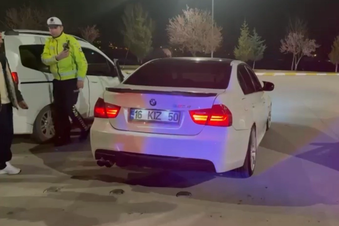 Abartı egzoz kullanan sürücüye ceza yağdı