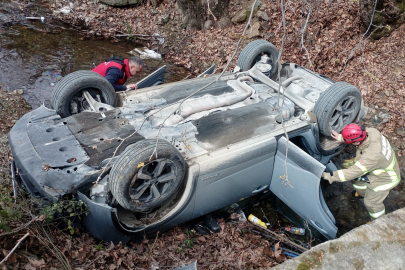 Balıkesir'de otomobil dereye yuvarlandı: 5 yaralı
