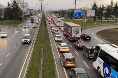 Bursa'da tatilcilerin dönüş yolculuğu başladı, İnegöl’de trafik durma noktasına geldi