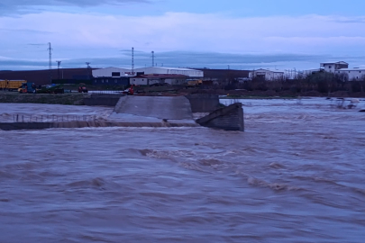 Diyarbakır'da sağanak nedeniyle debisi yükselen çayın üzerindeki köprü yıkıldı