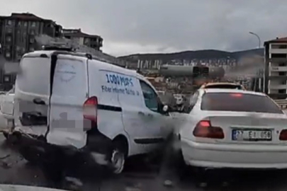 Gaziantep'te kontrolden çıkan araç, önündeki 4 araca çarptı