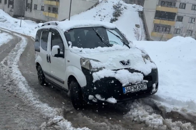 Hakkari Yüksekova’da kar yağışı etkisini arttırdı, araçlar rampada mahsur kaldı
