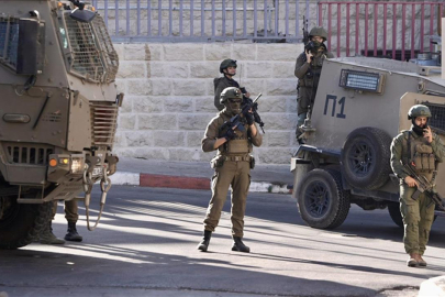 İşgalci İsrail, Batı Şeria'da 7 kişiyi gözaltına aldı, yaşlı bir Filistinliyi darbetti