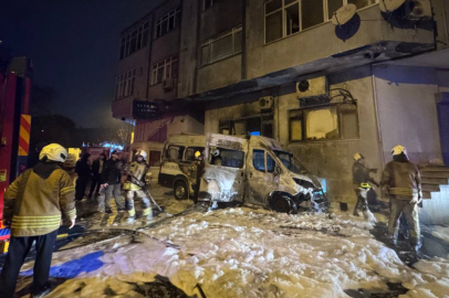 İstanbul'da park halindeyken alev alan okul servisi kullanılamaz hale geldi