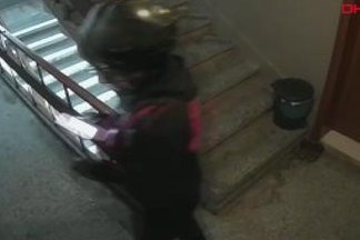 Kayseri’de kurye, sipariş getirdiği binaya idrarını yaptı