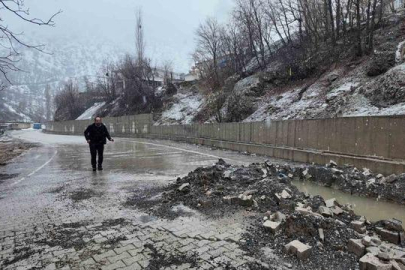 Sağanak nedeniyle köyün bir bölümü çöktü! Evler boşaltıldı