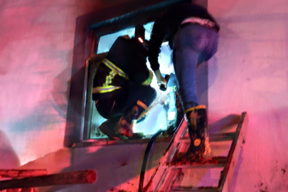 Siirt'te iki katlı binada korkutan yangın