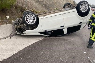 Yağış sonrası kayganlaşan yolda savrulan araç takla attı