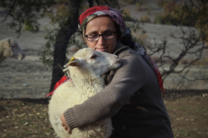 Bursa'da boğazından bıçaklanarak öldürülen kadından geriye bu görüntüler kaldı