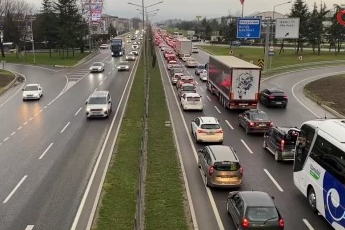 Bursa'da tatilcilerin dönüş yolculuğu başladı, İnegöl’de trafik durma noktasına geldi