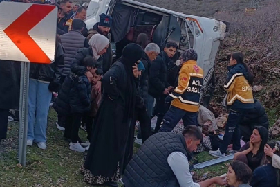 Mardin’de yolcu midibüsü devrildi: 13 yaralı