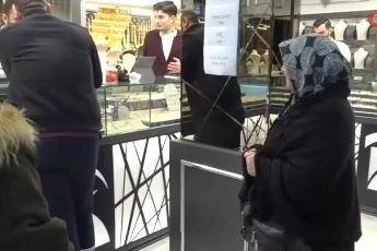 Bursa'da "Vallahi billahi yok" yazısı kuyumcuda izdihamı durduramadı