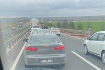 Eskişehir'de tırda yüklü olan profil demirler yola savruldu, arkadaki araç zarar gördü