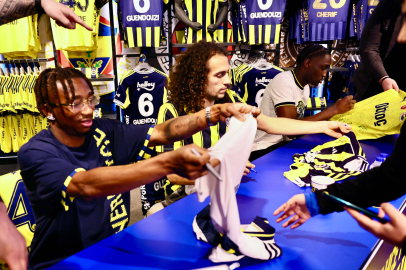 Fenerbahçeli futbolcular Guendouzi, Nene ve Cherif, taraftarlarla buluştu
