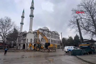 Malatya'da depremde hasar alan 43 yıllık cami kontrollü şekilde yıkıldı