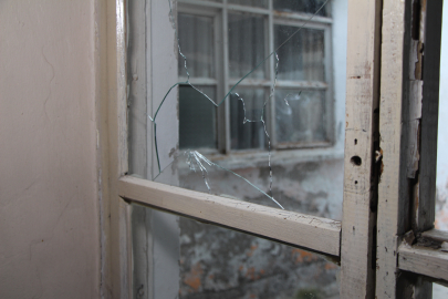 Adana'da silikon maskeli saldırganlar zorla girdikleri evde kurşun yağdırdı: Anne ve oğlu yaralandı