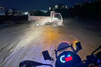 Aydın Kuşadası'nda kaçak moloz dökerken suçüstü yakalanan kamyonet sürücüsüne ceza