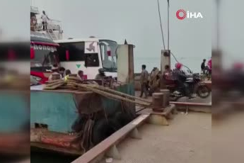 Bangladeş’te feribota girmeye çalışan yolcu otobüsü nehre düştü: 2 ölü