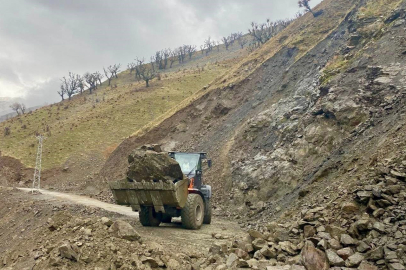 Batman'ın üç ilçesinde meydana gelen toprak kayması ulaşımı aksattı