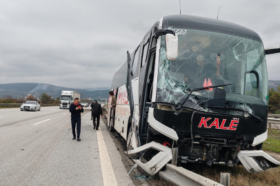 Bolu'da yolcu otobüsü ile çarpışan tır refüje savruldu