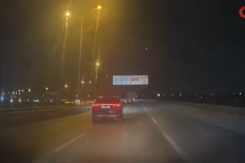 Bursa'da motosiklet kazası kamerada : Sürücü yola böyle savruldu