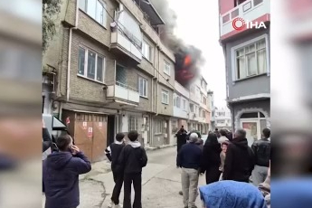 Bursa'da iki katlı binanın çatısı alevlere teslim oldu!