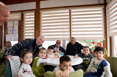 Bursa Gemlik’te öğrenciler huzur evi sakinlerini ziyaret etti