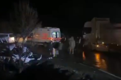 Hakkâri'de tır otomobille çarpıştı: 2 yaralı