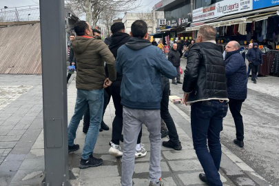 Sakarya'da seyyar satıcıların zabıta görevlilerine saldırı anı kamerada: 2 yaralı, 2 tutuklama