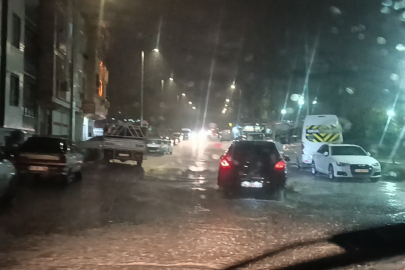 Şanlıurfa’da kısa süreli sağanak hayatı olumsuz etkiledi