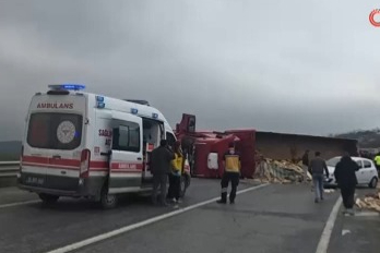 Tır devrildi: Bursa yolu ulaşıma kapandı