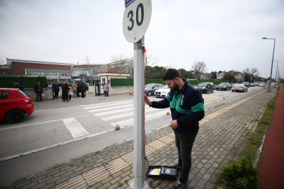 Bursa'da akıma kapılma riskine karşı geliştirilen boya elektrik direklerine uygulanıyor