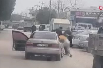 Bursa'da yol ortasında birbirlerine girdiler! Yumruklar havada uçuştu...