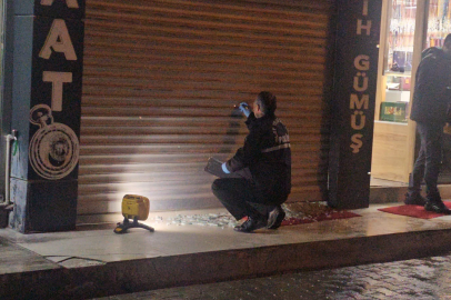 Elazığ’da iş yerine silahlı saldırı: Vitrine 9 kurşun isabet etti