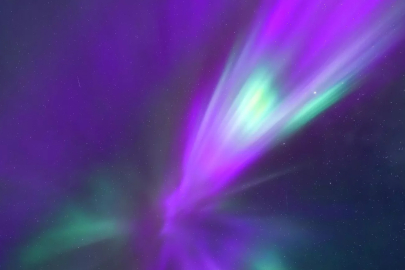 Güneş'ten gelen yoğun manyetik fırtına Dünya'da mor renkli kuzey ışıklarına dönüştü