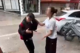 Isparta'da ortaokul öğrencisi akranını saçından tutup yere yatırdı, kafasına ayağıyla bastı