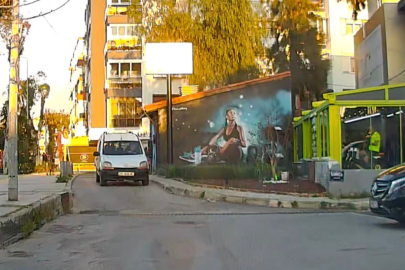 İzmir'de ters yöne giren sürücünün kural ihlali araç kamerasına yansıdı