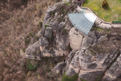 Karabük'te genç kız 80 metre yüksekliğindeki cam terastan kendini boşluğa bıraktı