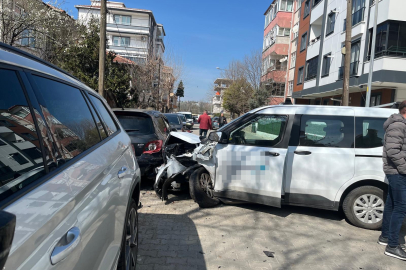 Kırklareli'nde ticari araç park halindeki otomobillere çarptı