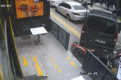 Mardin’de geri manevra yapan araç motosikletlere çarptı