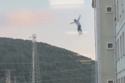 Muğla'da korku dolu anlar: Yurdun camına çıkan genç hava yastığına atladı