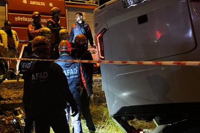 Antalya'da infaz koruma memurlarını taşıyan otobüs devrildi