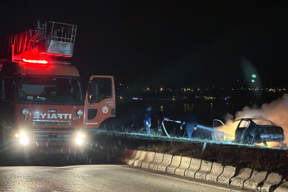 Bitlis'te seyir halindeki otomobil yandı