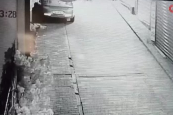 Bursa'da ‘bir kafeden daha fazlası’ yazısını fark etti, ağacı sırtlayıp gitti O anlar kamerada