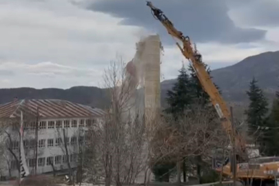 Elazığ'da hasarlı caminin minaresi iş makinesi ile yıkıldı